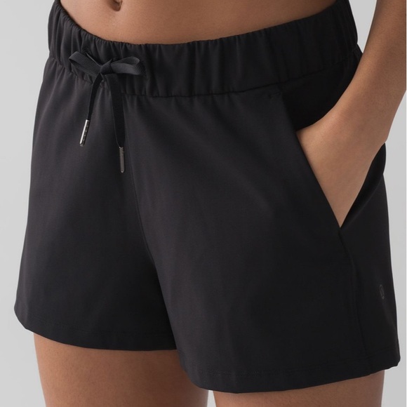 Lululemon On The Fly Short in Black Size 8 - Picture 2 of 8